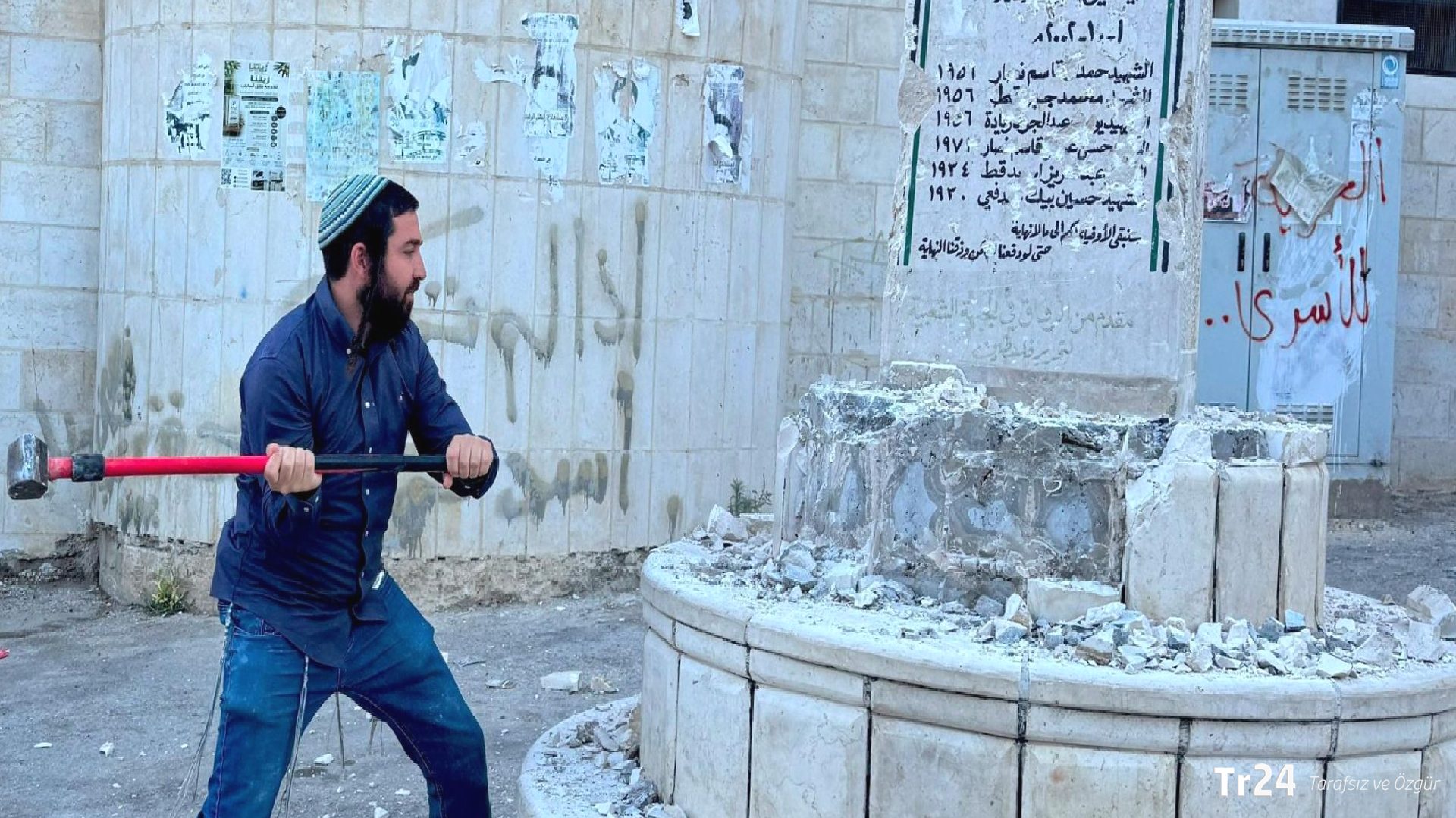 İsrailli milletvekili Zvi Sukkot, Filistinlilere ait anıtı balyozla parçaladı